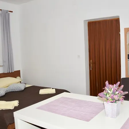 Jasna Gostinjska kuća 3*